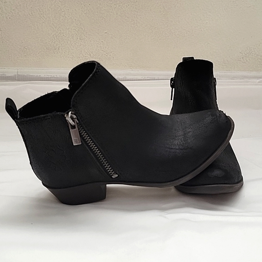 Lucky Brand black ankle boots w/side zippers. SIZE 13 for girls.